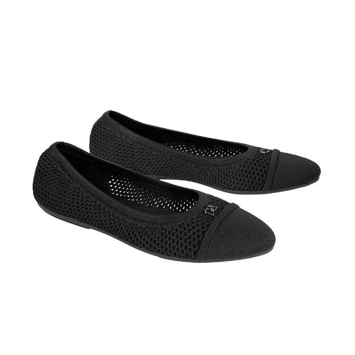 Paire de ballerines en mesh noires sur fond blanc.