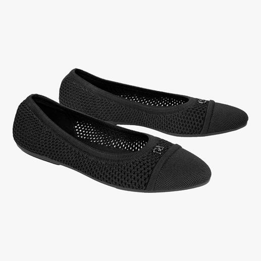 Paire de ballerines en mesh noires sur fond blanc.