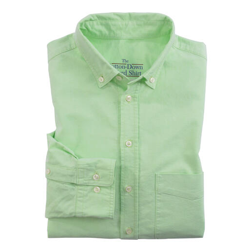 Chemise vert clair repassée avec col boutonné et poche poitrine.