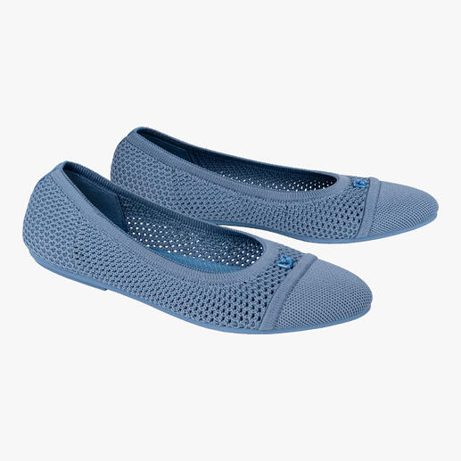 Paire de ballerines en mesh bleues sur fond blanc.