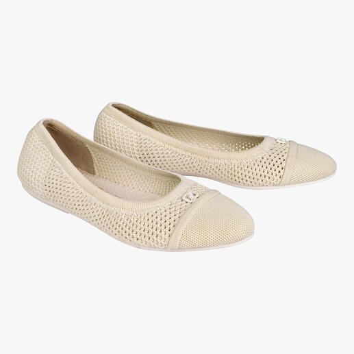 Paire de ballerines en mesh beiges sur fond blanc.