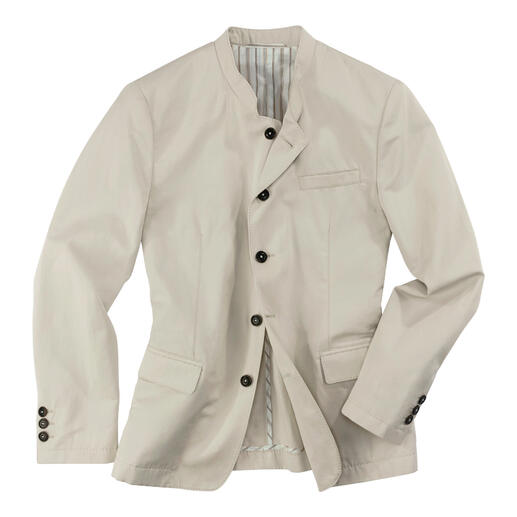 Costume traditionnel d'été beige ouvert avec doublure intérieure et boutons visibles.