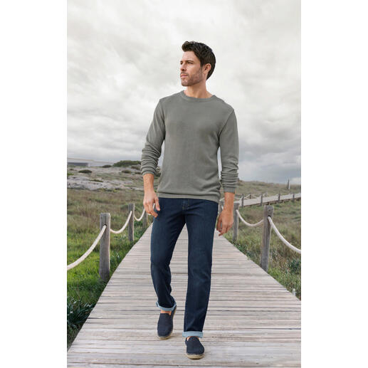Mocassin estival Espadrij l’originale Homme portant un pull Tencel-Piqué Ivanhoe gris et un jean sur une passerelle en bois.