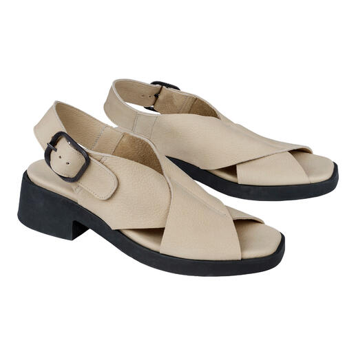 Sandales beige arche sur fond blanc.
