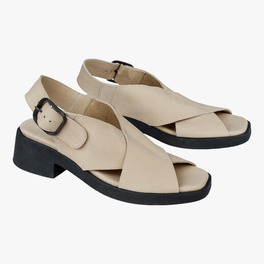 Sandales beige arche sur fond blanc.