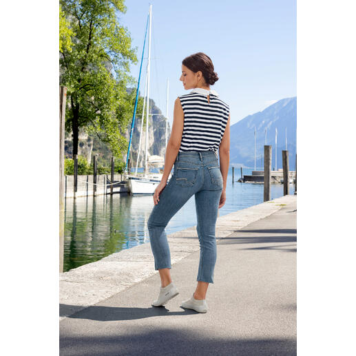 Jeans Suki Straight Silver Femme en haut rayé et jean sur un trottoir au bord de l'eau.