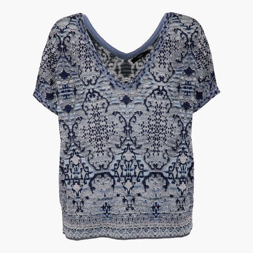 Pull à motifs IVKO en bleu sur fond blanc