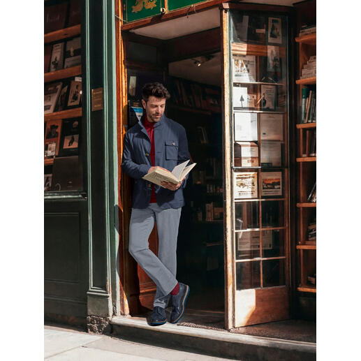 Veste citadine ultra-légère Steinbock® Homme en veste urtra-légère Steinbock® lisant devant une librairie.