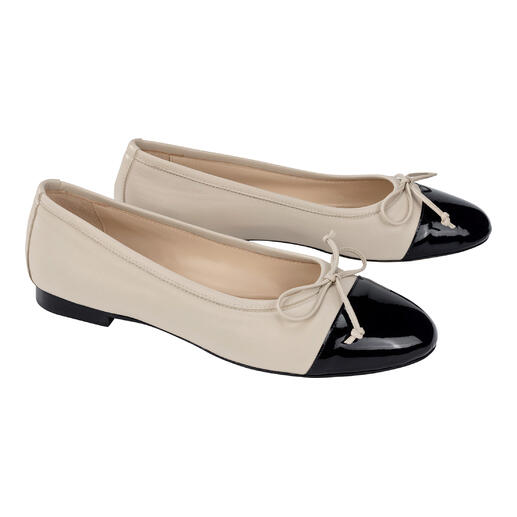Ballerines Mario Arpili en beige avec bout noir et nœud.