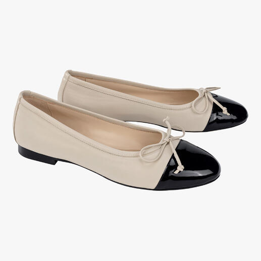 Ballerines Mario Arpili en beige avec bout noir et nœud.