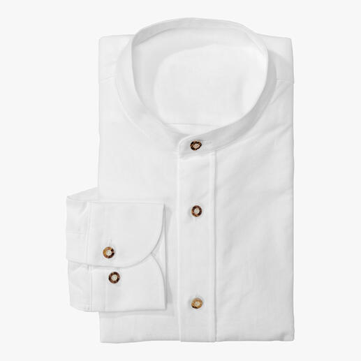 Chemise traditionnelle blanche avec col montant, pliée