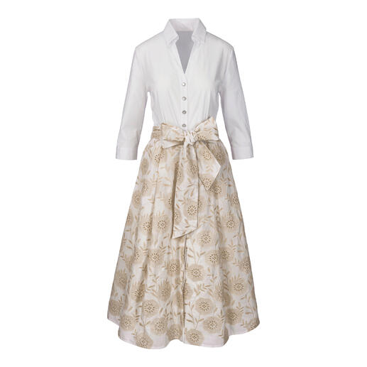 Robe-blouse avec broderie, ceinture et patte de boutonnage.