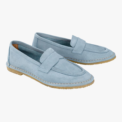 Une paire de mocassins confortables bleus clairs de Gran Step sur fond blanc.