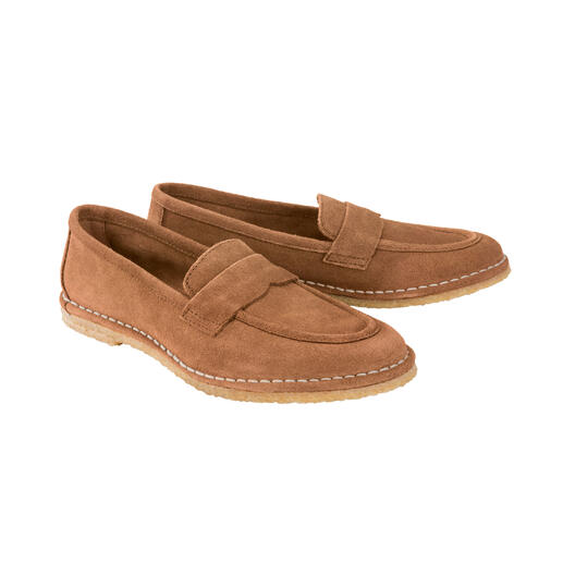 Une paire de mocassins confortables marron de Gran Step sur fond blanc.