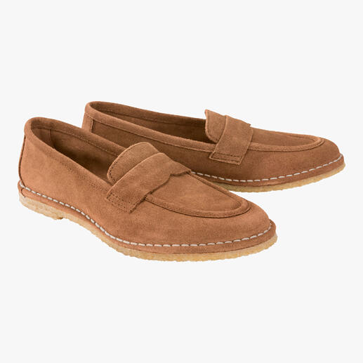 Une paire de mocassins confortables marron de Gran Step sur fond blanc.