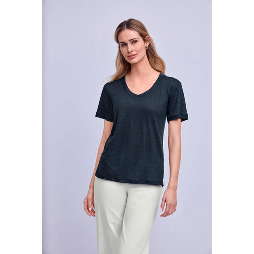 Bleu jean Femme portant un t-shirt en lin noir avec un col en V.
