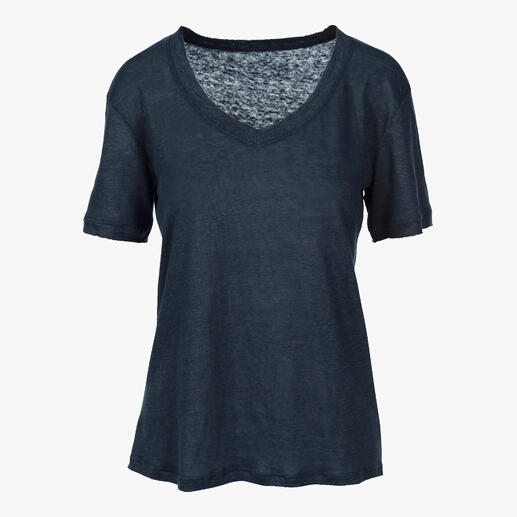 T-shirt en lin noir avec col en V sur fond blanc.