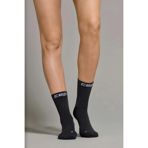 Femme, Noir Chaussette de sport noire Core, visible sur un pied, de face.