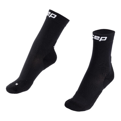 Deux chaussettes de sport noires Core sur fond blanc.