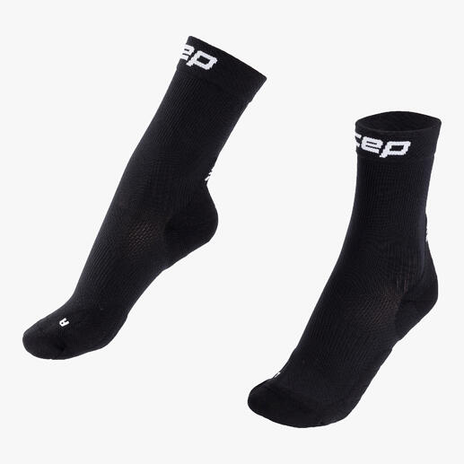 Deux chaussettes de sport noires Core sur fond blanc.