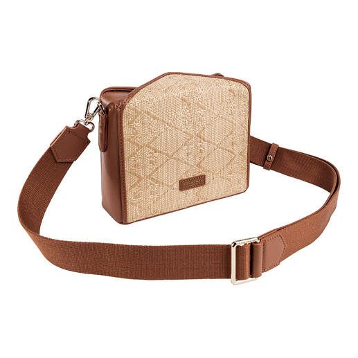 Combinaison d'un sac boxy en raffia marron et d'une petite poche intérieure.