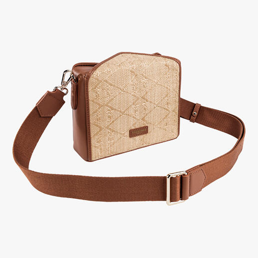 Combinaison d'un sac boxy en raffia marron et d'une petite poche intérieure.
