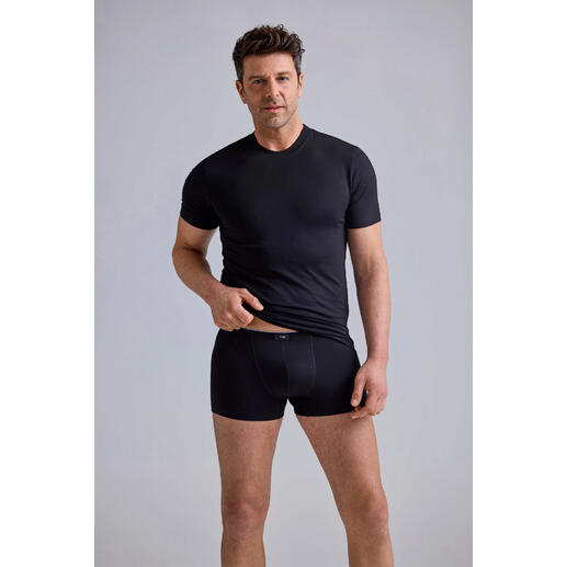 Homme portant un T-shirt Mey Coolmax noir et un boxer.