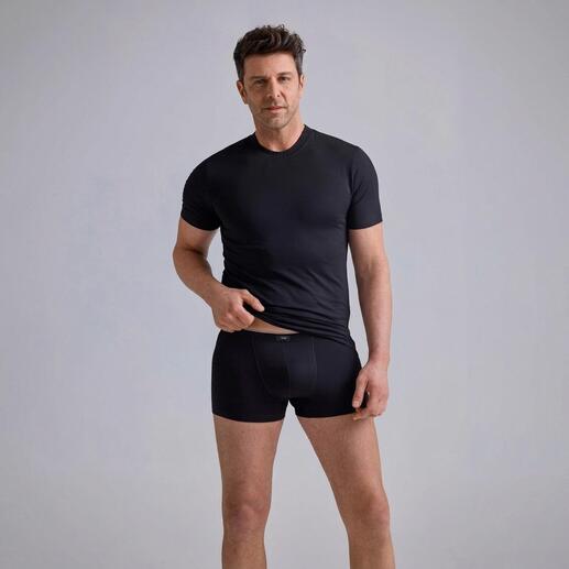 Homme portant un T-shirt Mey Coolmax noir et un boxer.