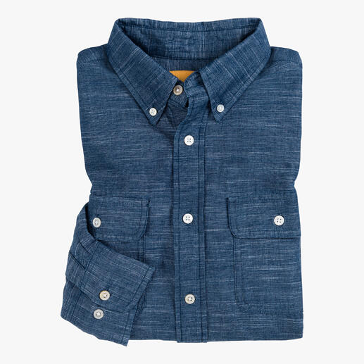 Chemise Indigo Madras bleue pliée avec poches poitrine.