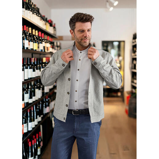 Blanc Homme mettant un janker en lin seersucker dans un magasin de vin.