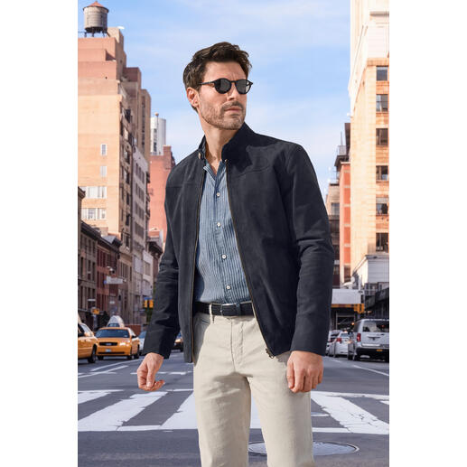 Blouson réversible en cuir OCONI Homme portant une veste en cuir réversible OCONI sur une rue de la ville avec des lunettes de soleil