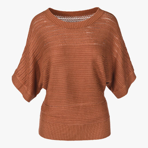 Pull en maille marron avec une coupe ample et des manches courtes.