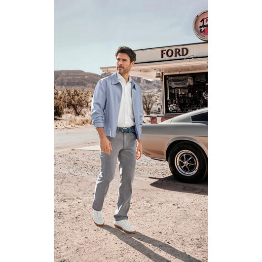 Blouson estival en lin et lyocell Homme en blouson d'été bleu clair, se tient devant un diner.