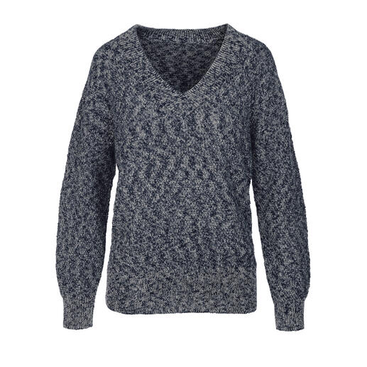 Pull flamé gris avec col en V sur fond blanc.