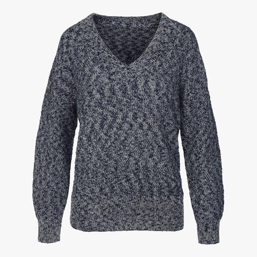 Pull flamé gris avec col en V sur fond blanc.