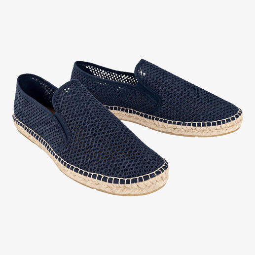 Sandales d'été bleu marine en maille, en paire.