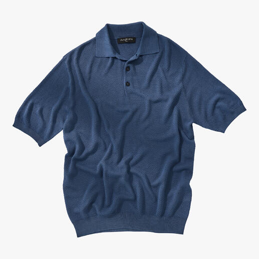 Polo piqué bleu marine, posé à plat, avec des boutons.