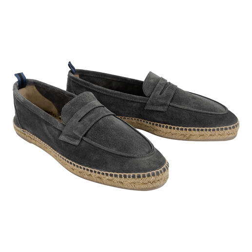 Deux mocassins d'été gris avec semelle tissée