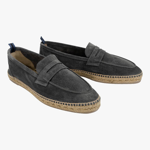 Deux mocassins d'été gris avec semelle tissée