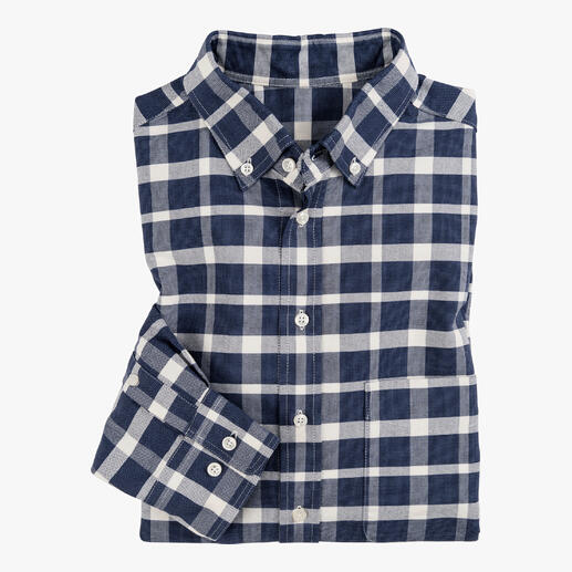 Chemise à carreaux bleu marine et blanc, pliée