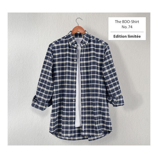 The BDO Shirt, Limited Edition No. 74 Chemise à carreaux bleu marine et blanc sur un cintre en bois