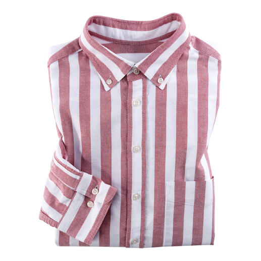 Chemise rayée rouge et blanche, pliée avec col visible.