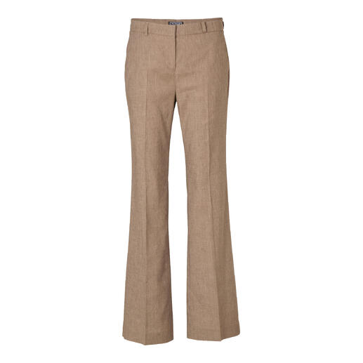Vue avant d'un pantalon en lin beige élégant pour le travail avec une coupe étroite