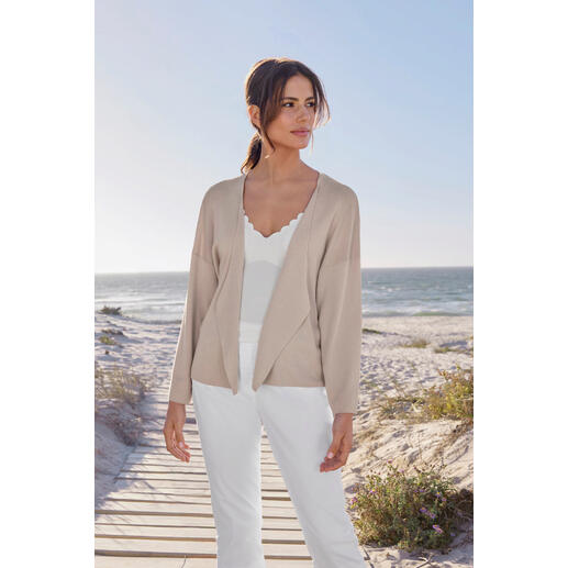 Cardigan à col cascade Femme porte un cardigan cascade à la plage, soleil brille.