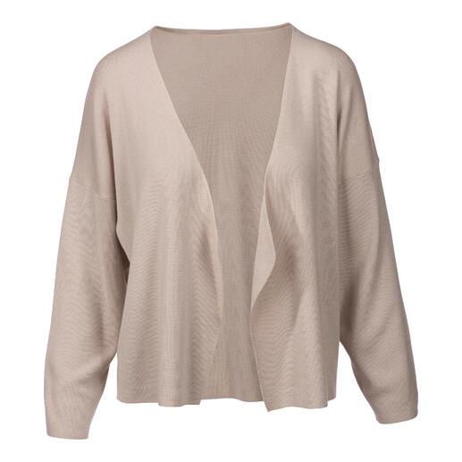 Cardigan cascade beige sur fond blanc, ouvert et décontracté.