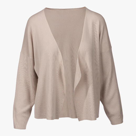 Cardigan cascade beige sur fond blanc, ouvert et décontracté.