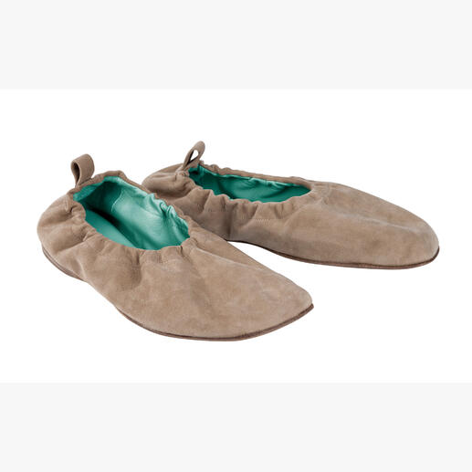 Ballerines élastiques brunes sur fond blanc, douces et flexibles.