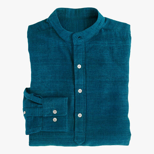 Kurta en soie tissée à la main en turquoise sur fond blanc, pliée.
