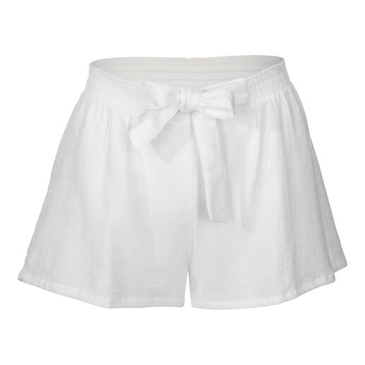 Shorts en mousseline blanche Novila avec un nœud sur fond clair.