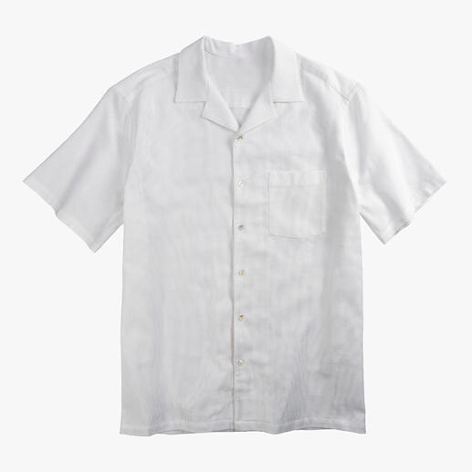 Chemise Panama blanche à manches courtes avec une poche poitrine